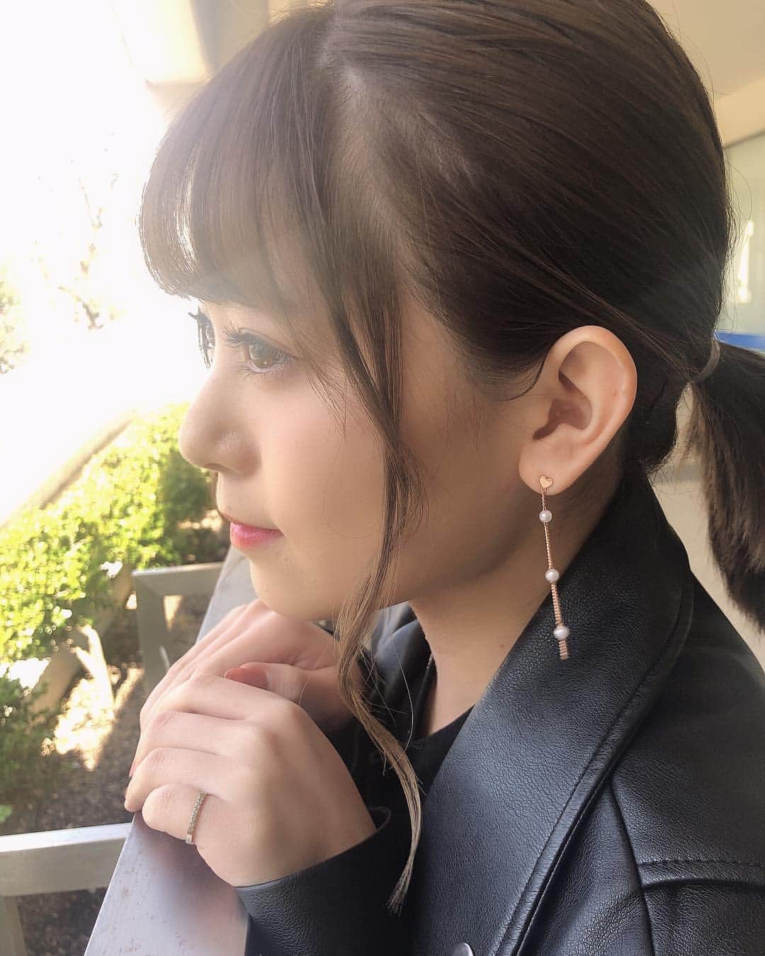 のインスタグラム：「昨日買った可愛すぎるピアスを付けてお仕事頑張ります🥰寒いよ〜 * * #ピアス」