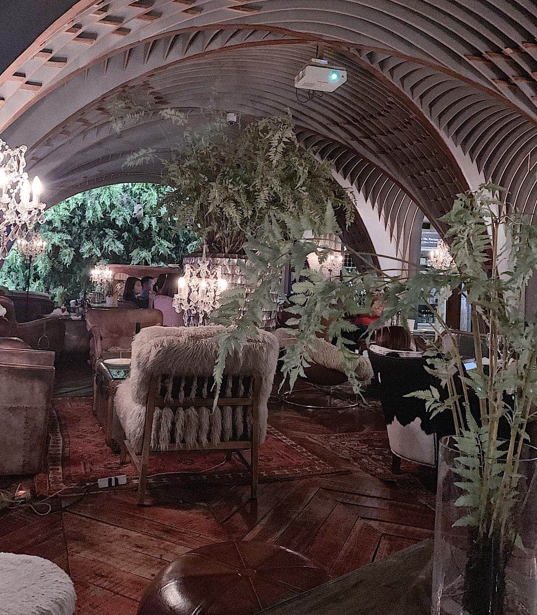 小原優花さんのインスタグラム写真 - (小原優花Instagram)「セブのおしゃれなワインバー🍷 ・ トップスは《 @gydajp 》💛 スカートは《 @iral_official 》💛新作セットアップのボトム着まわし💋 ・ ・ PINK HOUSEの敷地内にある一軒家のカジュアルワインバー"La Vie Parisienne"がめっちゃオシャレだったよ♡😍😍 ・ ヨーロッパのアンティークな建物みたいな店内も素敵だし、外の庭に出ればキラキラのイルミネーション💓✨ 何度でも行きたくなるお店でした♡ ・ れみゆんまったり👭❣️ ・ #Philippine #cebu #セブ島 #ラヴィパリジェンヌ #ピンクハウス #れみゆん #お出かけ #留学 #オトナ留学 #gyda #iral」3月5日 13時41分 - yunkoro519