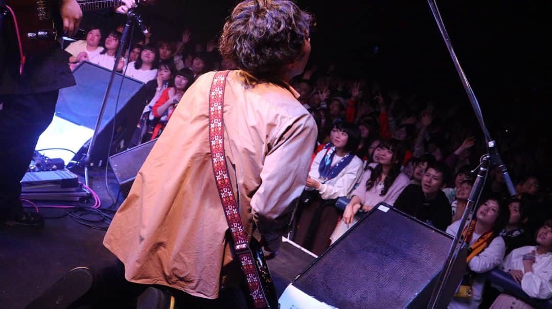 フジムラのインスタグラム：「岡山&福岡 力を込めすぎて右人差し指が腫れた。ジャンプしすぎて足を捻った。 でもね、楽しいからそんなことどーでもいいのよ。」