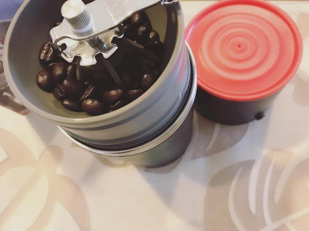 片山萌美さんのインスタグラム写真 - (片山萌美Instagram)「優雅なcoffee time のために！！！ 豆も挽けるタンブラー。 この子、便利です。  楽屋、ロケ、とにかく 色々なところで 挽きたてコーヒー飲めるので 活躍が楽しみです☕︎ #coffee #coffeetime  #cofflano #コーヒーメーカー #コーヒー好き #コーヒー豆」3月5日 14時48分 - moet_mi