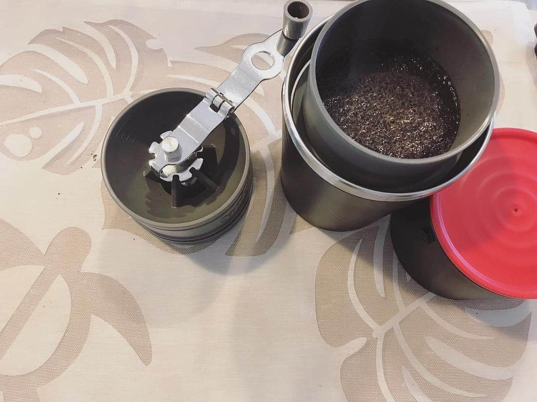 片山萌美さんのインスタグラム写真 - (片山萌美Instagram)「優雅なcoffee time のために！！！ 豆も挽けるタンブラー。 この子、便利です。  楽屋、ロケ、とにかく 色々なところで 挽きたてコーヒー飲めるので 活躍が楽しみです☕︎ #coffee #coffeetime  #cofflano #コーヒーメーカー #コーヒー好き #コーヒー豆」3月5日 14時48分 - moet_mi