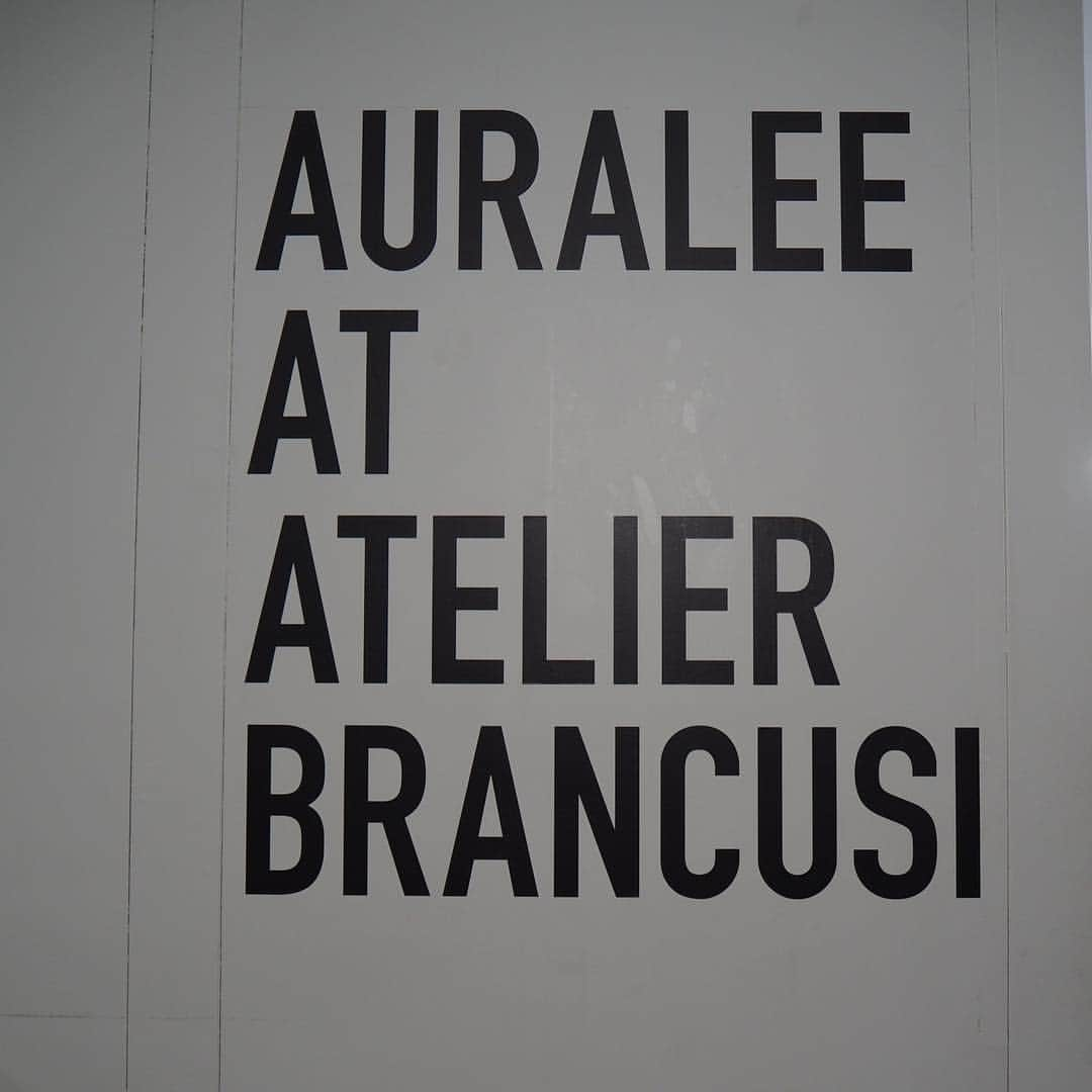 根岸由香里さんのインスタグラム写真 - (根岸由香里Instagram)「. @fashion_prize_of_tokyo 第2回受賞デザイナーに選ばれた @auralee_tokyo  Atelier Brancusiで初のパリコレでのプレゼンテーションを行いました！ @ronhermanjp ではブランドスタート時から買い付けをさせて頂いておりますが、その進化を見てきたからこそ初プレゼンテーションの快挙に会場でついうるっとしてしまいました。 . 全ての服を生地から作りデザインしている @auralee_tokyo  それは本当になかなかできる事ではなくとっても凄い事。 時間も手間も人一倍かかる努力のいること。 でもその作業が1番好きと言うデザイナーの岩井くん。 生地作りからがデザインと考えブランドスタート時からやってきて、それは確実にブランドの核となっています。 . @auralee_tokyo ファンの皆様、来シーズンのコレクションもとっても素敵です！楽しみにしていて下さいね☺︎」3月5日 15時58分 - yukarinegishi