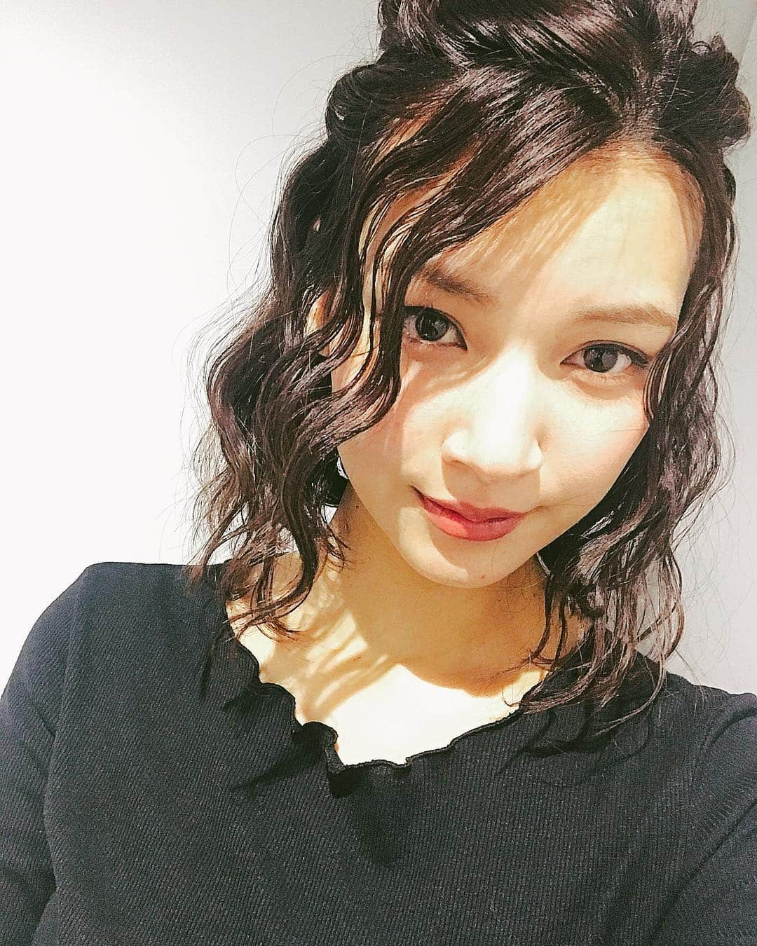 花田茉子さんのインスタグラム写真 - (花田茉子Instagram)「今日の仕事のヘアメイクが可愛かったから、ちょっと、記念に🙇‍♂️💕 ・ ・ 復帰して博多でのお仕事は2回目ですが、本当に博多の人は優しい😭💕 今朝も道を尋ねたら駅までついてきてくれました、、感無量です🙇‍♂️🙇‍♂️ ・ ・ 最近顔が丸いので、運動仲間募集中です ・ ・ ・ #博多＃福岡#ヘアメイク#hairarrange #hairstyle #hairmake #ワーキングママ #mamamoo #WSP#WSP広島」3月5日 16時02分 - makohanada_0719