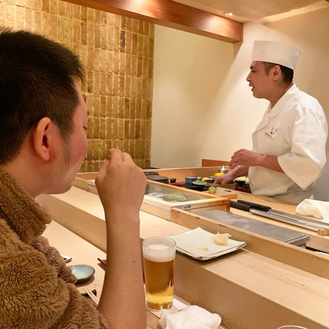 山崎みどりさんのインスタグラム写真 - (山崎みどりInstagram)「弟ちゃんの［東京最後の夜はお鮨食べたい］というリクエストで恵比寿の松栄へ。﻿ ﻿ いつも美味しいツマミとお鮨が食べられる松栄さんはお気に入りのお店🙌🏻﻿ ﻿ ﻿ 弟も気に入った様子で良かった🤙🏻﻿ ﻿ ────────────────────────── #料理 #美味しい #鮨 #お鮨 #sushi #松栄 #matsuei #いつ行っても美味しい #東京鮨 #弟とご飯 #最高に美味しい #コスパ最高 #美味 #美味しいお鮨 #delicious #japanesefood #tokyo #東京鮨 ﻿#うに #炙り #とろたく #車海老 #キャビア」3月5日 16時20分 - midori_yamasaki_