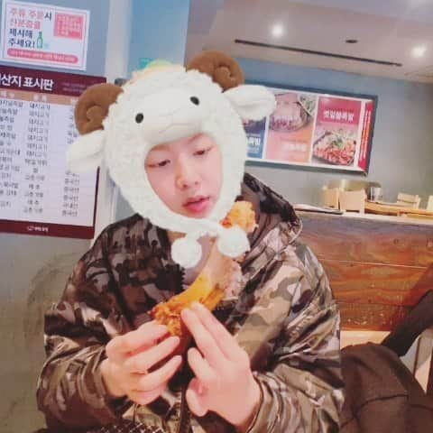 ユンサナのインスタグラム：「산하는 폭식중!!!!!🍖🐏 #오늘의 #메뉴 #족발!!!」