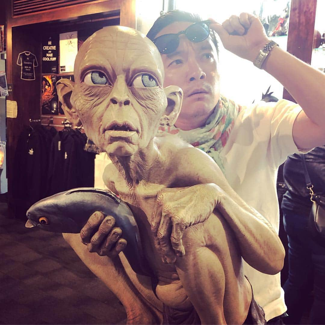 濱田岳さんのインスタグラム写真 - (濱田岳Instagram)「えっ！！！ どれ……？ チャンチャン🎵  #nz #newzealand  #ニュージーランド  #wetastudios  #濱田岳  #指輪  #ストーリー」3月5日 17時43分 - gaku_hamada_official