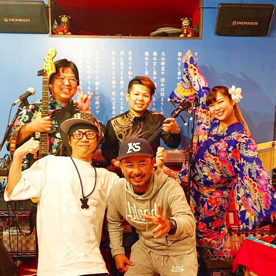 のインスタグラム：「土曜日から2泊の沖縄、いろんな事ありすぎて一瞬の出来事やったやん😆🎶 日曜日の夕方から(前の日はAM6時ぐらいまで飲んでたので昼間は死んでた。。) 遊処←あしびどぅくる "永楽"さんで 石原 朝泰先生と音楽談義からのSession🍻‼️⤴️ 初めて三線と演りましたが、めちゃくちゃ楽しかったー🤣  からの～ "島の草鍋 食king"さんへ移動🚕  このお店のハウスミュージシャンが 前川守賢さん(沖縄では知らない人いないぐらいの超有名民謡歌手)の甥っ子姪っ子さんで前川三兄弟😁  左から てっちゃん、こうちゃん、まほちゃん‼️ 最高のLink 🤩🤩🤩 前日のLiveで一緒だったPlatyも参戦して またまたFreestyle三線session🎤🎤🎤 島酒がすすむ君でべろべろなったけど... でも沖縄の夜はまだ終わらない❗️🍺🍺🍺 次の店でも三線でDeeJeyして最後はみんなでカチャーシ🙌🙌🙌 ほんま音楽三昧の2泊3日‼️ 次の日の午前中の飛行機に乗り遅れなかった奇跡も含めて、でーじ最高でした  出逢えた皆さんに御多幸を🤞 ありがとうございました‼️ #前川兄弟 #永楽石原先生 #島の草鍋食king」