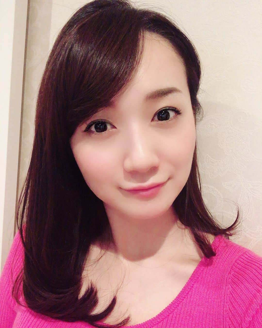 松原江里佳さんのインスタグラム写真 - (松原江里佳Instagram)「💖 春に向けて美容院へ💇‍♀️ 久しぶりに長さ変えたぁ〜髪色も少し軽めに😊 #恵比寿 #ageegarden 様 いつもありがとうございます😊❤️ ✂️ ✂️ ひょっこり三井さん🕺 #春  #スターダスト  #フリーアナウンサー  #美容院 #美容 #メイク #カラー #ファッション #髪色 #前髪 #ヘアスタイル #でこ」3月5日 17時59分 - erika_matsubara