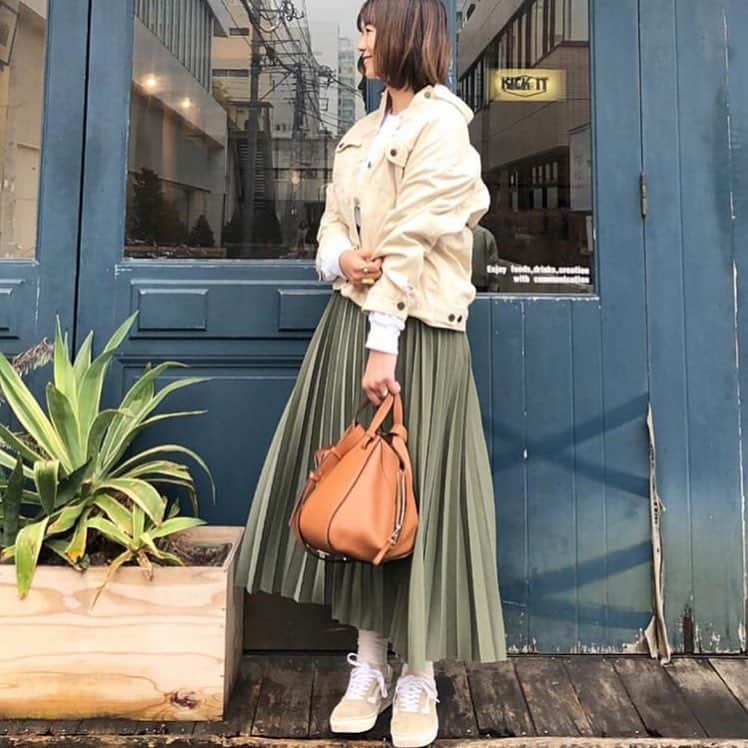 のインスタグラム：「動きやすさと春らしさを両立させた、大人かわいいカジュアルコーデ😍😆！カーキのプリーツスカートがおしゃれです💖  Regram from @yoka1124　様 ・ 🔶🔸🔶🔸🔶🔸🔶🔸🔶🔸🔶🔸 ・ yoka1124 ☆☆☆ ・ ・ 暖かかったのかな？ 寒かったのかな？ 不思議な感じでした ・ ・ 息子の懇談会とサッカーの体験へ 久しぶりに会える友達もいてすごく楽しそうでした 入会決定です⚽️ は、働かねば、、、ww ・ ・ ・ ・ ・ ・ ・ #milaowen #gallardagalante  #donoban #loewe #loewehammock  #vans #オースク #オールドスクール yoka1124 #code#coordinate#ootd#instafashion#今日のコーデ#ママコーデ#ママファッション#男の子ママ#楽天お買い物部#スナップミー#coordiful#mineby3mootd#ビュースタグラマー#ponte_fashion#大人カジュアル#r_fashion#春コーデ#大人女子#ルーファ#プリーツスカート #アースカラー」