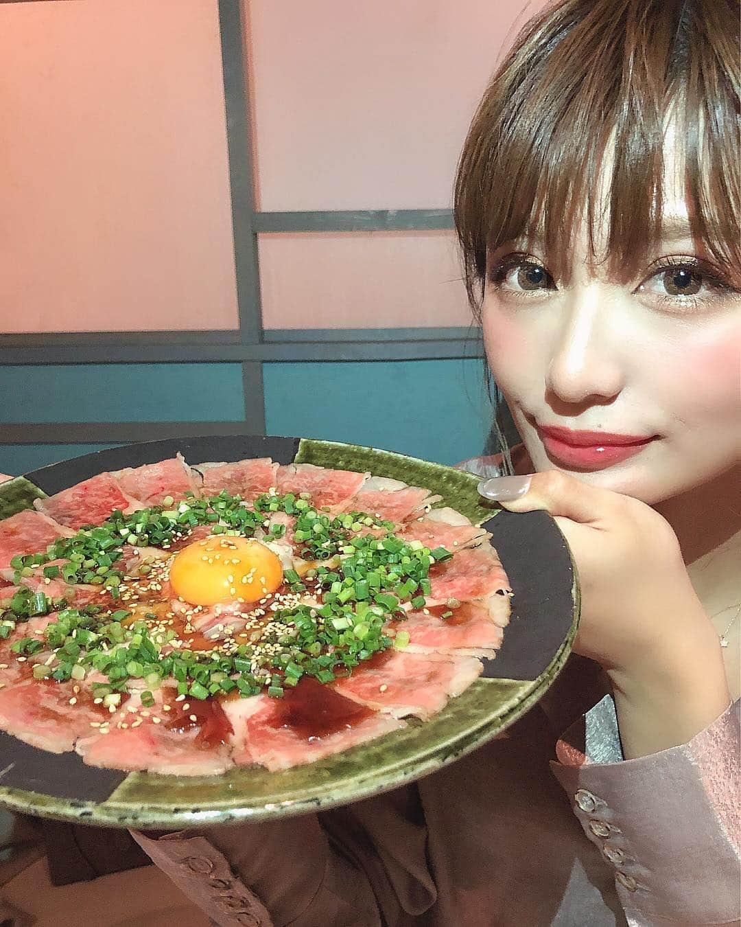 伊藤実祐さんのインスタグラム写真 - (伊藤実祐Instagram)「. . 昨日ストーリー載せたら どこのお店ですかってたくさんDMあったから😳 . 画角どないやねんって感じやけど 写真撮っといてよかった〜。💨w . . ▶︎ おりがみ 🍴 . 名古屋のお店やねんけど、 肉寿司🍣よりこの1枚目2枚目の 絨毯と言う名の肉刺しのが美味しかった。🐄💓 . . 名古屋で美味しいお店探すの楽しい。 ( しょっちゅうやってる 🍻← ) . . 来週いくdinner もやっと予約取れたとこ 💓 楽しみ嬉しみあげみざわーーーーー🤤爆。 . 素敵なお店にはヘアアップして行きたい派💍 セルフアレンジ練習すっか😕♥️ . . #グルメ #グルメ女子 #肉寿司 #うにく #洋食 より #和食 #歳のせいか #セルフアレンジ 誰か教えて下さい #TOKYOcreatist #JETs👣 #伊藤実祐 #いとうみゆ #みゆちゃい . . 4/29 サロフェス 参加申し込みたくさんありがとう 💓 . まだまだ受け付けてますが、 満了になり次第締め切ります🙏🏻 .」3月5日 20時34分 - miyu.61