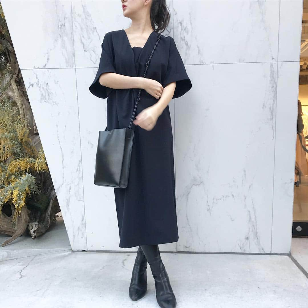 渡辺由香さんのインスタグラム写真 - (渡辺由香Instagram)「#ootd #mamafashion #mamacode  #mamalife  はい、ストーリーにあげたこちらのワンピの質問が多いので インスタにもアップしときます！ 卒園式に買おうと思ってるワンピはコレ お、ちゃんとしとかないと〜と時にはジップをしめて、プリーツが隠れちゃう優れものです！ おそでが短くてフロントデザインはnewなデザインです  卒園式や入学式悩むよね〜  #navydress #elendeek  #bag #jilsander  #shoes #ELIN  #卒園式コーデ #入園式コーデ  #ママコーデ #ワンピースコーデ」3月5日 20時46分 - yukawatanabe_hanabo