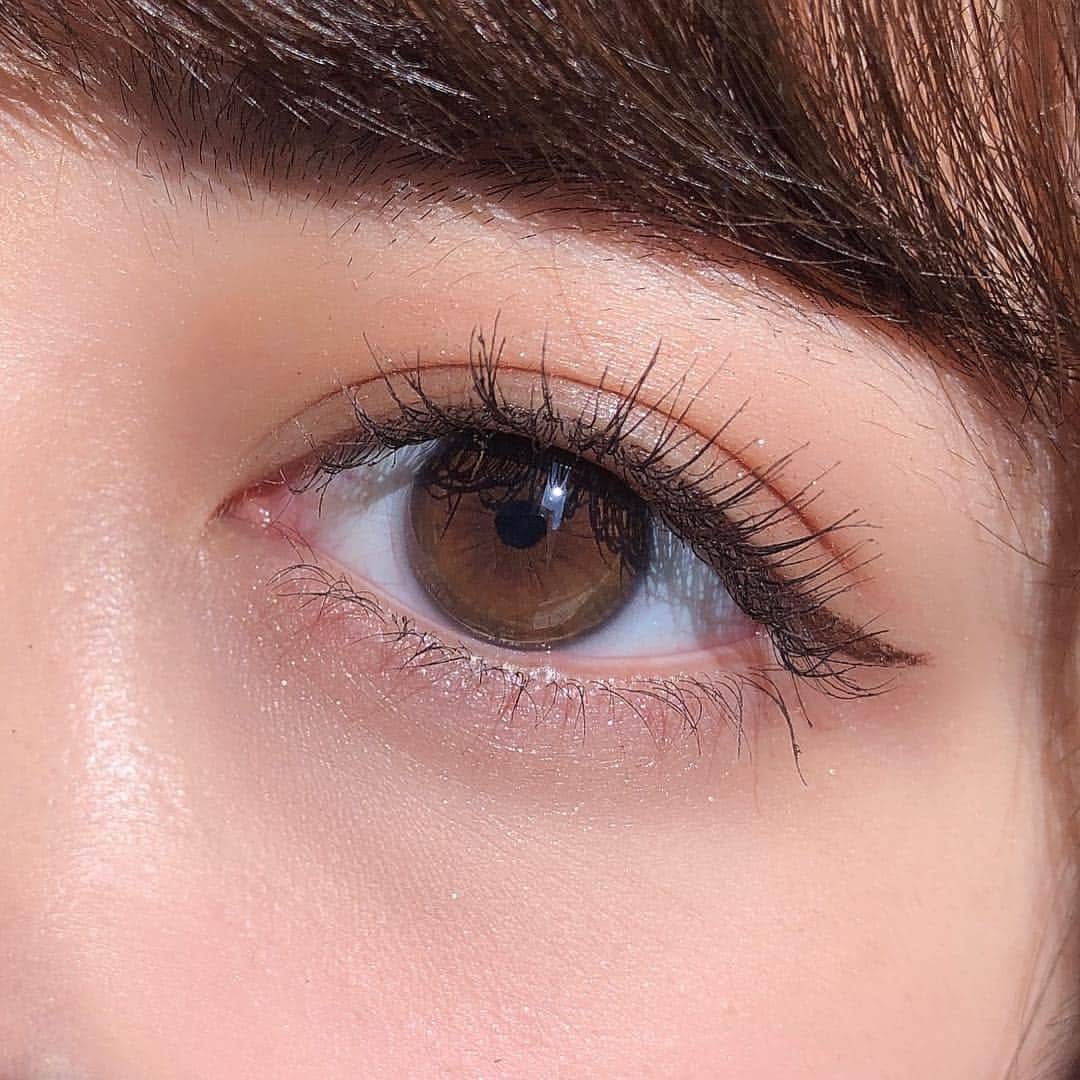 のインスタグラム：「本日のアイシャドウを紹介します👁 アイホール CLIO プリズムエアシャドウ 22 Shiny Brown * 二重幅 コスメデコルテ アイグロウジェム BR381 * 涙袋 RIMMEL ショコラスウィートアイズ 101 囲ってる2色を混ぜる！ その後、アイホールにつけたCLIOのアイシャドウを涙袋全体に薄めに塗ります！ * 黒目の下の部分 エチュードハウス ティアーアイライナー PK001 * こんな感じです🥺 ナチュラル🙆‍♀️ CLIOのアイシャドウのラメ感がめちゃくちゃ可愛い🥺オススメ🥺 よく聞かれますが、カラコンはしてません🙅🏻目が悪いので度入りのコンタクト🙆‍♀️ * アイシャドウの紹介、これからちょくちょくしようかな🥰 参考になれば嬉しいです🥰 * * #アイシャドウ#アイメイク#目#CLIO#クリオ#RIMMEL#リンメル#エチュードハウス」