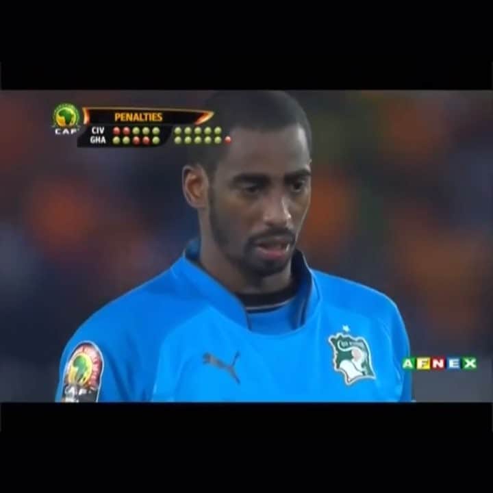ジェルヴィーニョのインスタグラム：「@barrycopaofficiel 🖐🏾⚽️🤚🏾 Mr Boubacar Barry Copa merci pour tout !!! Bonne chance pour la suite ... —————————————————————— #copabarry #retirement #happy #goalkeeper 🔥🔥 #team225 #thankyou #merci #winner」