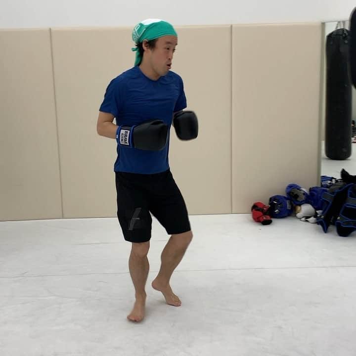 岸本加世子のインスタグラム：「かよちゃんトレーニング。ナジームハメド編その２。爆笑🤣 #bravegym#bulkhomme#川中孝浩#やついいちろう」