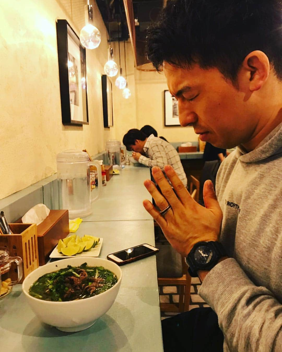 村田毅さんのインスタグラム写真 - (村田毅Instagram)「あの噂のPHO THINが池袋にオープンすると聞き、プレオープンに行ってきました(^^) . 現地の創業者、ティンさんが池袋店の創業の監修をしており、本場のあの味を再現していました！ . ティンさんにPHO THINへの熱い思いを伝えることができて良かった。 . 自称・PHO THIN大使として、たくさんの人に広めたいです。池袋に行った際には是非(^^) . #phothin #phothintokyo #ハノイ から #池袋 #ティンさん #フォーティン #フォー屋さんです」3月5日 21時55分 - tsuyoshimurata1215