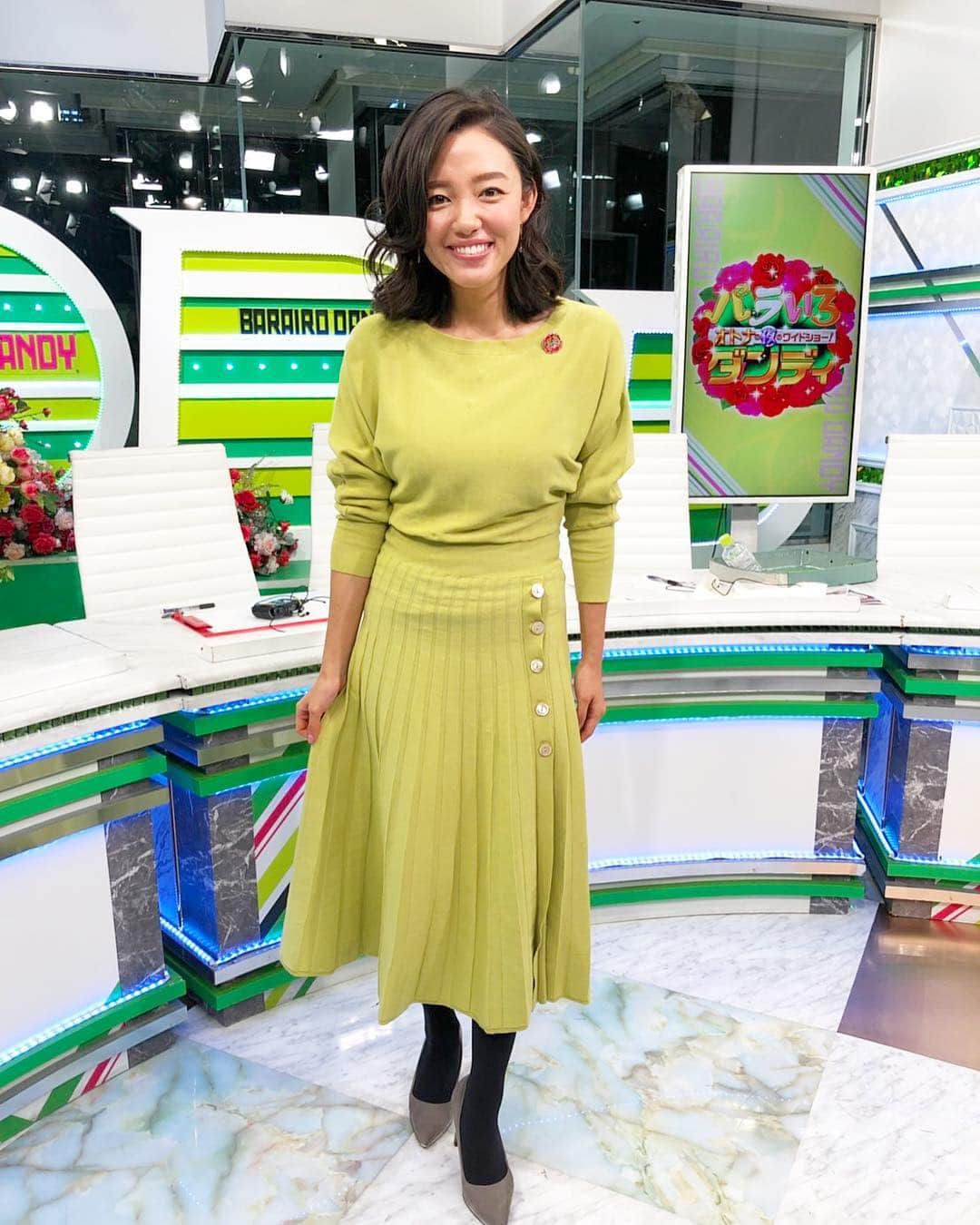 のインスタグラム：「春っぽい綺麗なアスパラガス色💚 バラダンカラーなワンピースでした🤪💚 今日も見てくださりありがとうございました😊🌹💕 * #今日の衣装  #バラいろダンディ #tokyomx」