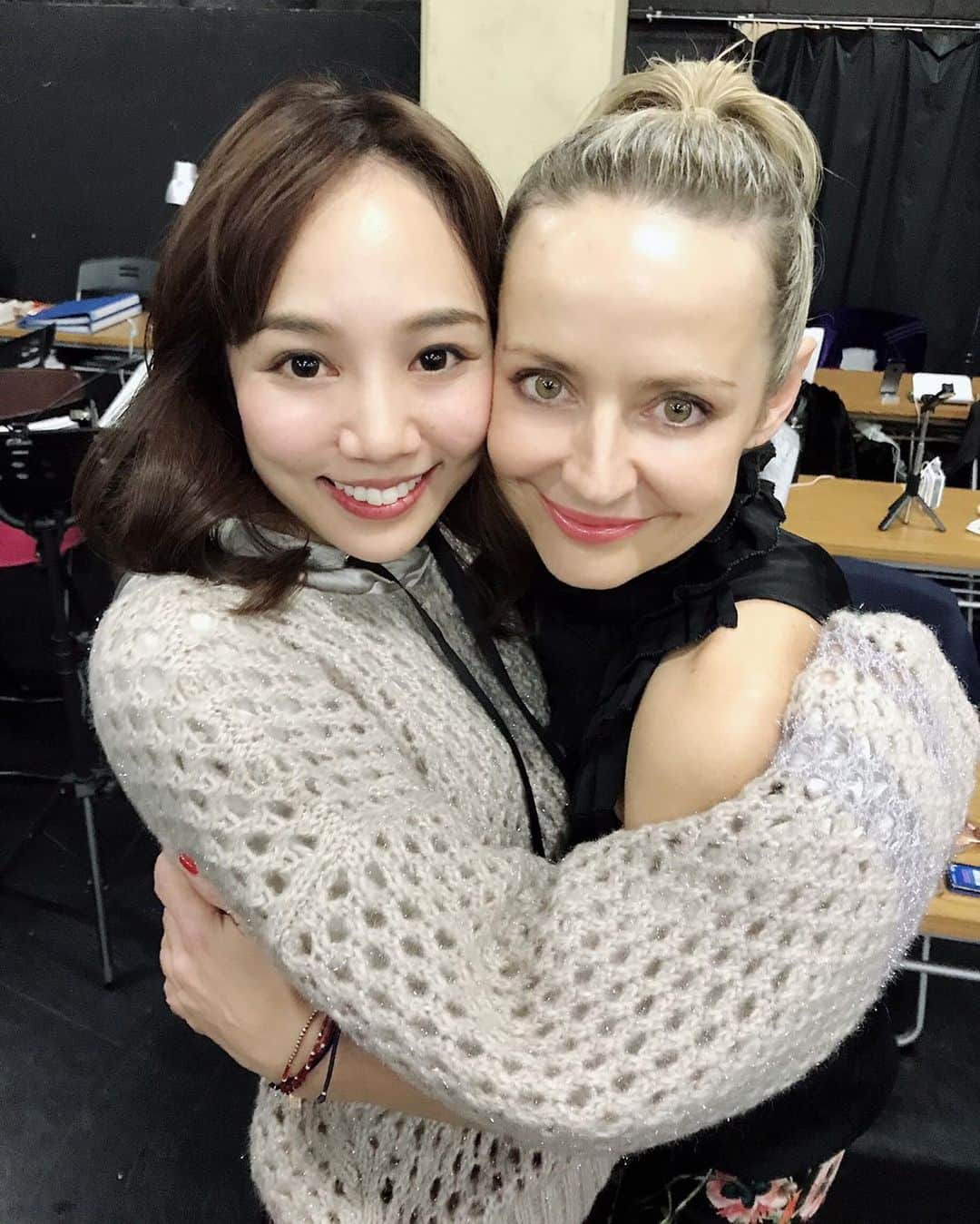 咲妃みゆのインスタグラム：「あれよあれよという間に、３月を迎えてはや数日です…😳🌸更新が滞ってしまいました💦 「ラブネバーダイ」をご覧くださいました皆さま、温かいお言葉を届けてくださいました皆さま…本当に本当にありがとうございました😌そして、この素晴らしい作品に携わらせて頂けた事に、心から感謝しています🍀  写真の方は「ラブネバーダイ」で大変お世話になったシモーネ・ソールトさんです✨精神面でも技術面でも、今の私に必要なことをたくさん教えてくださいました。彼女との出逢いは私の生涯の宝物です❤️はぁ…またお会いしたい。  In the meantime, it is a few days as soon as March ... 😳🌸 The update has been delayed 💦  Everyone who looked at "Love Never Dies", everybody who delivered a warm word ... Thank you so much for everything. 😌 And thank you from the bottom of my heart for being part of this wonderful work.  The person of photograph is “Simone Sault” who became indebted with "Love Never Dies" ✨ In the mental and technical aspects, she taught me a lot of what I need now. Encounter with her is my life's treasure ❤️... I want to see you again.  #ラブネバーダイ #loveneverdies #ご縁 は、 #宝物 です✨」