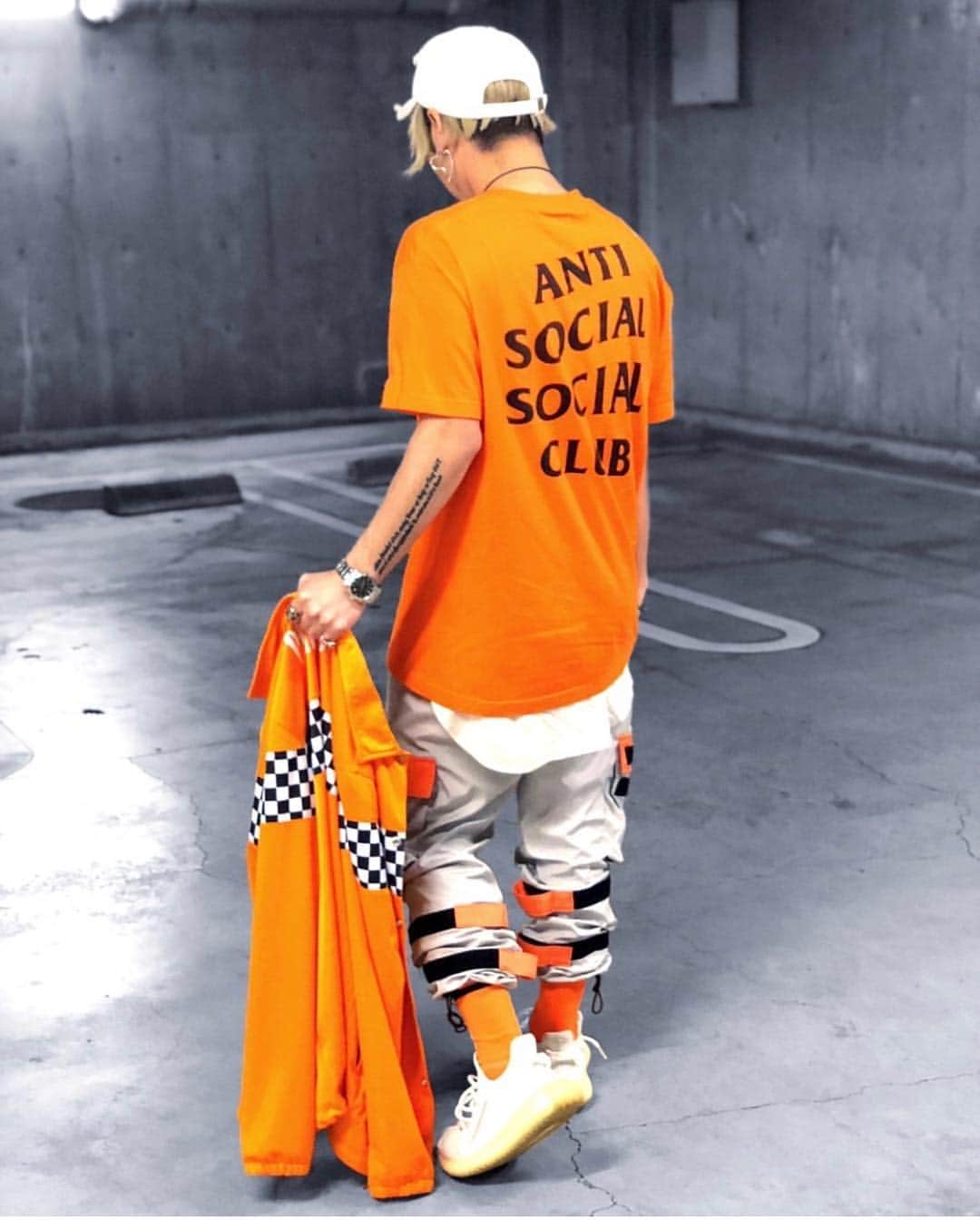 のインスタグラム：「. #streak_gallery . @_shota_gram_ さんの#adidas #antisocialsocialclub を1取り入れた1枚📷✨ フォロワー限定リポスト企画 "ストリークギャラリー" あなたのお気に入りコーデをご紹介させていただきます📸 ・ 参加方法はかんたん2ステップ ---------------------------------- 1.@streak_official をフォロー 2.#streak_gallery のハッシュタグをつけてお気に入りコーデを投稿 ---------------------------------- ・ #supreme#yeezy#apparel#ootd#nike#LA#assc#424#vlone#antisocialsocialclub#streak#ストリーク#ストリートファッション#ロサンゼルス#コラボ#ストリート女子#ストリート男子#シュプリーム女子#海外ファッション#足元倶楽部」