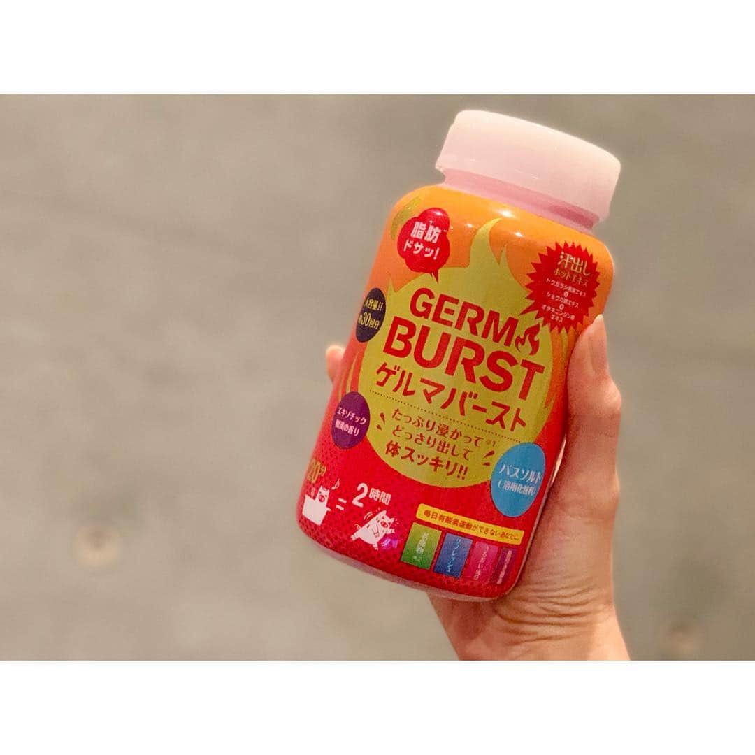 のインスタグラム：「GERMA BURST🔥 大好きなサウナに行けない日は 《ゲルマバースト》にかぎる♨️ どんなに忙しくても疲れてても、 浴槽に必ず1日1回はつかり 汗を出し、デトックスをしないと 気が済まない私。 @hyanya0405 と汗が出る バスソルトを何十種類も試して 最終的に行きついた、超優秀な子❤️ ドンキでしか見つけられず 1日に3軒のドンキを探しまわるほど ハマってます✨ * * #bath #bathsalts #bathtime #bathing #beauty #healthy #diet #germanium #germaburst #instabeauty #relax #detox #風呂 #ゲルマバースト #入浴剤 #バスソルト #リラックス #ダイエット #デトックス #ドンキ #ドンキホーテ #滝汗 #バスタイム #健康 #美容 #入浴 #ゲルマニウム #浮腫み #むくみ #むくみ解消」