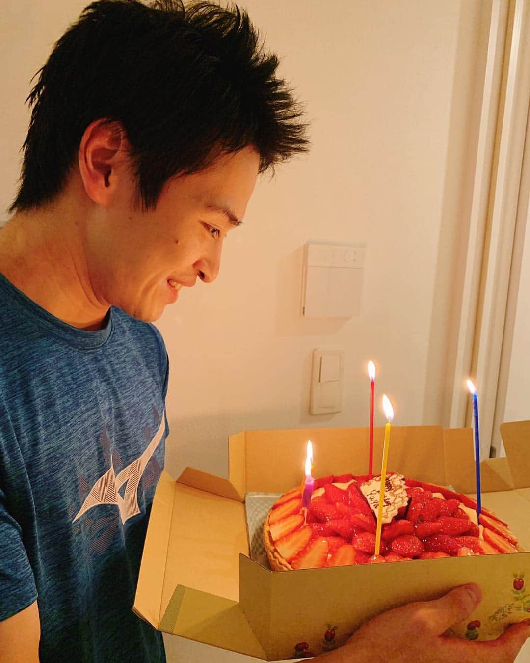 大島祐哉のインスタグラム：「奥さんに誕生日を祝ってもらった😌 25歳！！ もっと大人になってくださいと言われた🤣笑 奥さんに支えてもらってるから今の自分があると思ってるし、本当に感謝しかない！ 奥さんと出会えて良かった💕 いつもありがとう👍🍣🎂 #誕生日 #25歳 #ケーキ #お寿司 #感謝 #ありがとう #鮨真 #キルフェボン」