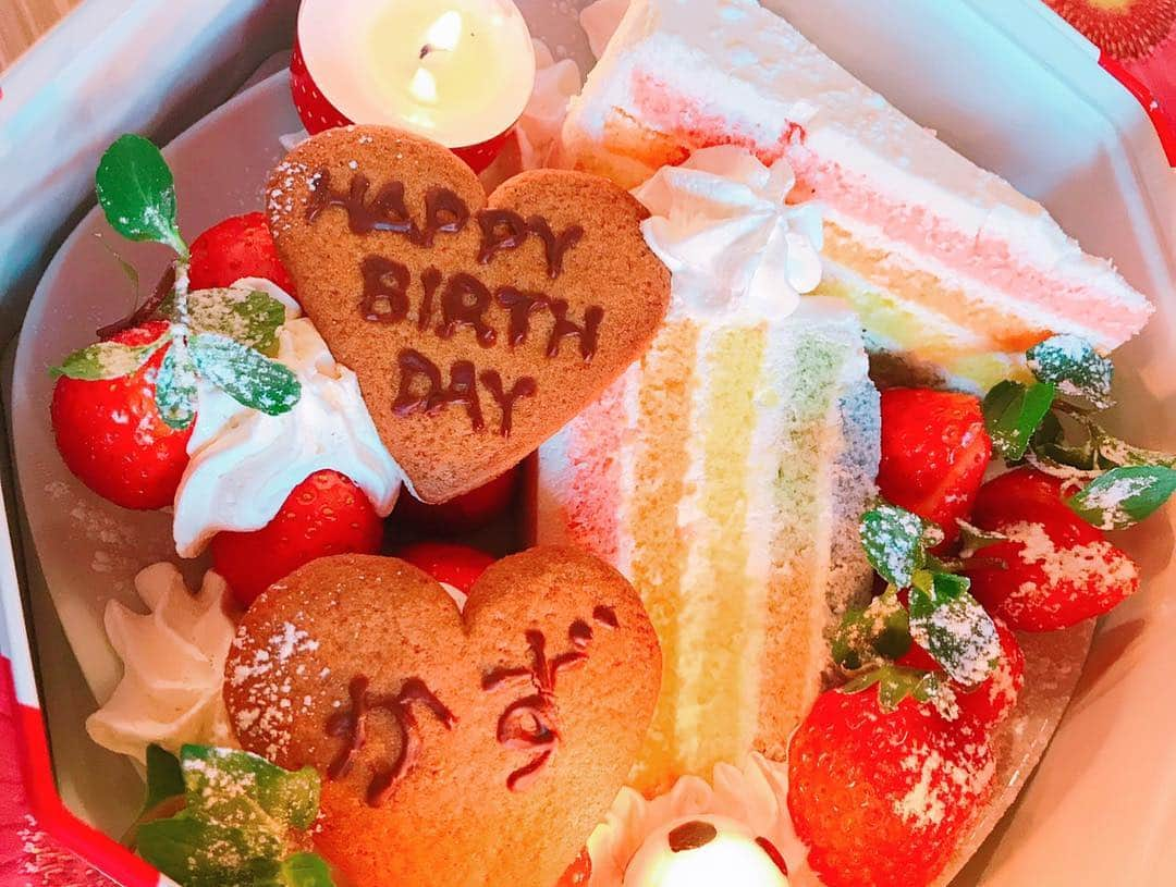 福田朱子さんのインスタグラム写真 - (福田朱子Instagram)「先日 𝓡 のメンバー💋 穐田和恵ねぇのお誕生日サプライズをしたよ🎂✨ . めっちゃ可愛いデコレーションプレートでしょ🍓💕 . . 店員さんにお願いしてあったんだけどね、 . 素敵すぎて、 赤い缶の中に入った状態で席に到着したもんだから、 . サプライズやるって本人以外のメンバーは把握してたけど、 なんの缶が出て来たのかがわからなくて、ほんの一瞬だけ混乱してたのは内緒の話🤫❤️w . . 3月10日の CD『LET ME DOWN』リリース&イベントの予定はもう皆様スケジュールに組み込んでいただけましたか⁉️💕 . . 3曲目と4曲目は、ユニット始動間もない段階から、早々に穐ねぇがとりかかってくれてたんだって(o･д･) . . 「大キライ」 作詞：LEO/穐田和恵 作曲/編曲：LEO 振付：迫畠彩 . 「I just wanna...」 作詞：穐田和恵/LEO 作曲/編曲：LEO 振付：藤社優美 . . お楽しみに🤘✨ . ご予約はこちら💁‍♀️ https://www.secure-cloud.jp/sf/1549034556UDzHeQoj . . #あーる #穐田和恵 #hbd #お誕生日サプライズ #大河内美紗 #木本夕貴 #小原春香 #福田朱子 #藤社優美 #cdリリース」3月6日 2時43分 - syuko29