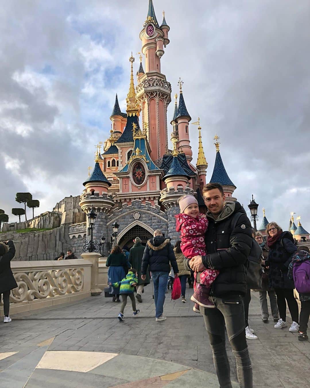 マルティン･リネスのインスタグラム：「Familytime 👨‍👧💕 @elisa899」