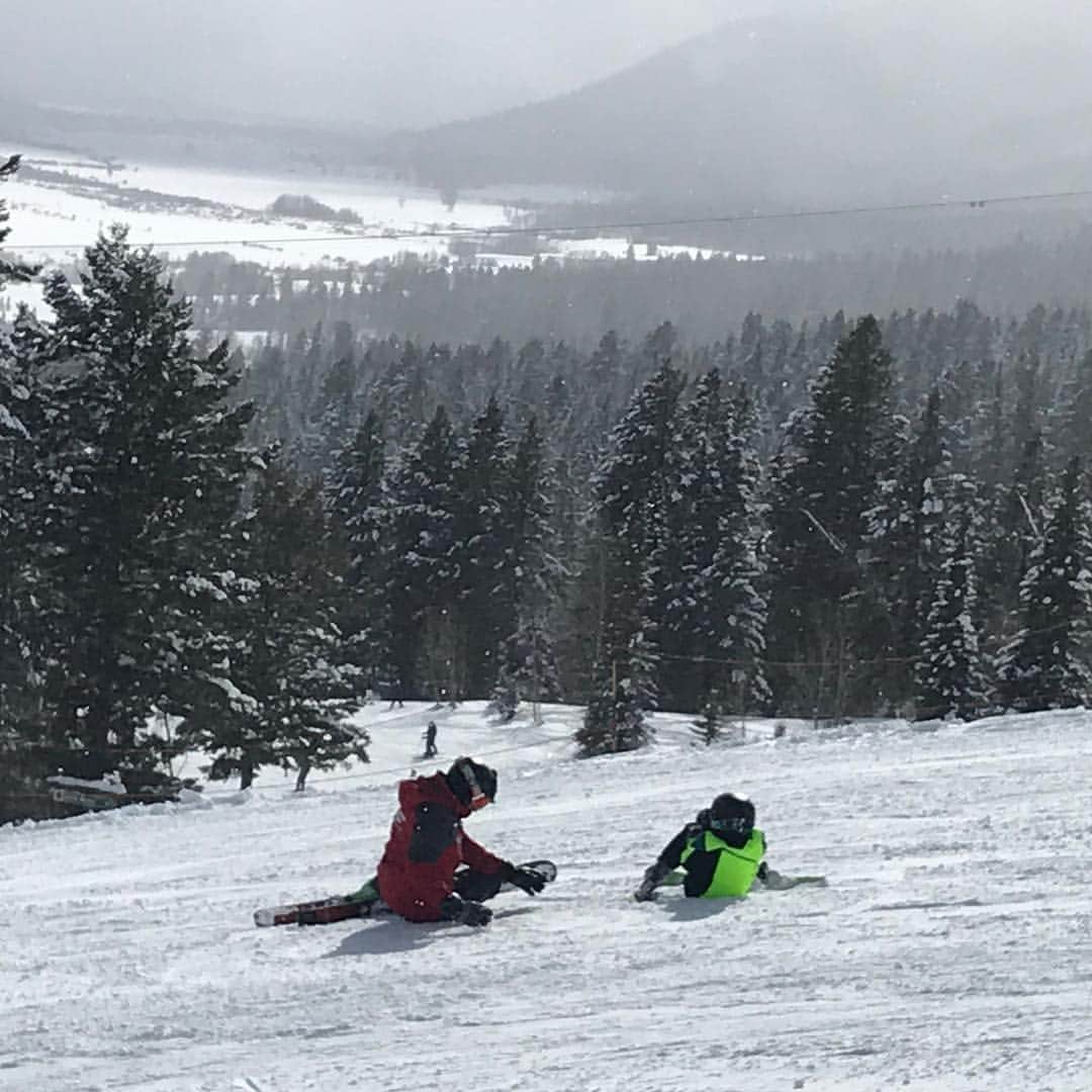 デヴォン青木のインスタグラム：「go, go, go and rest....,Views ❤️💗.... we almost have a soccer team @agatharelotaluczo ....#snowfam #jacksonholetram 😅😳@rorywont @jbailey13b @brhubsphotography ✨❄️」