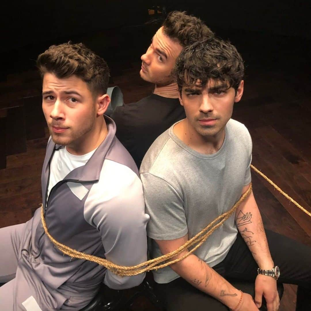 ジェームズ・コーデンのインスタグラム：「Last night was our 600th @latelateshow and I would like to thank these three fantastic guys for making it such a fun one! #LateLateJonas @jonasbrothers x」