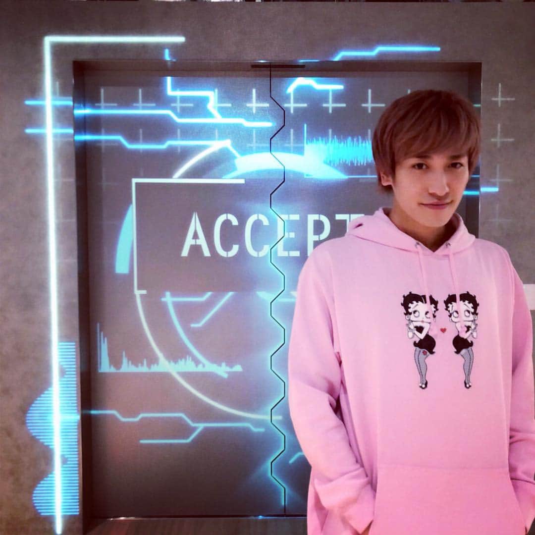 のインスタグラム：「バンダイ。  #入り口 #近未来的 #バイブス #制御不能 #コロコロコミック #に出るぜ #ダンボール戦機 #プラモデル #かっこよすぎ #プラモデルなんて買ってもらった事ない #保健室 #で #人体模型 #組み立ててた #内臓むずかったなぁ  #パーカーは #Lastvirgin × #BettyBoop #Lastvirgin×BettyBoop  @last.virgin」
