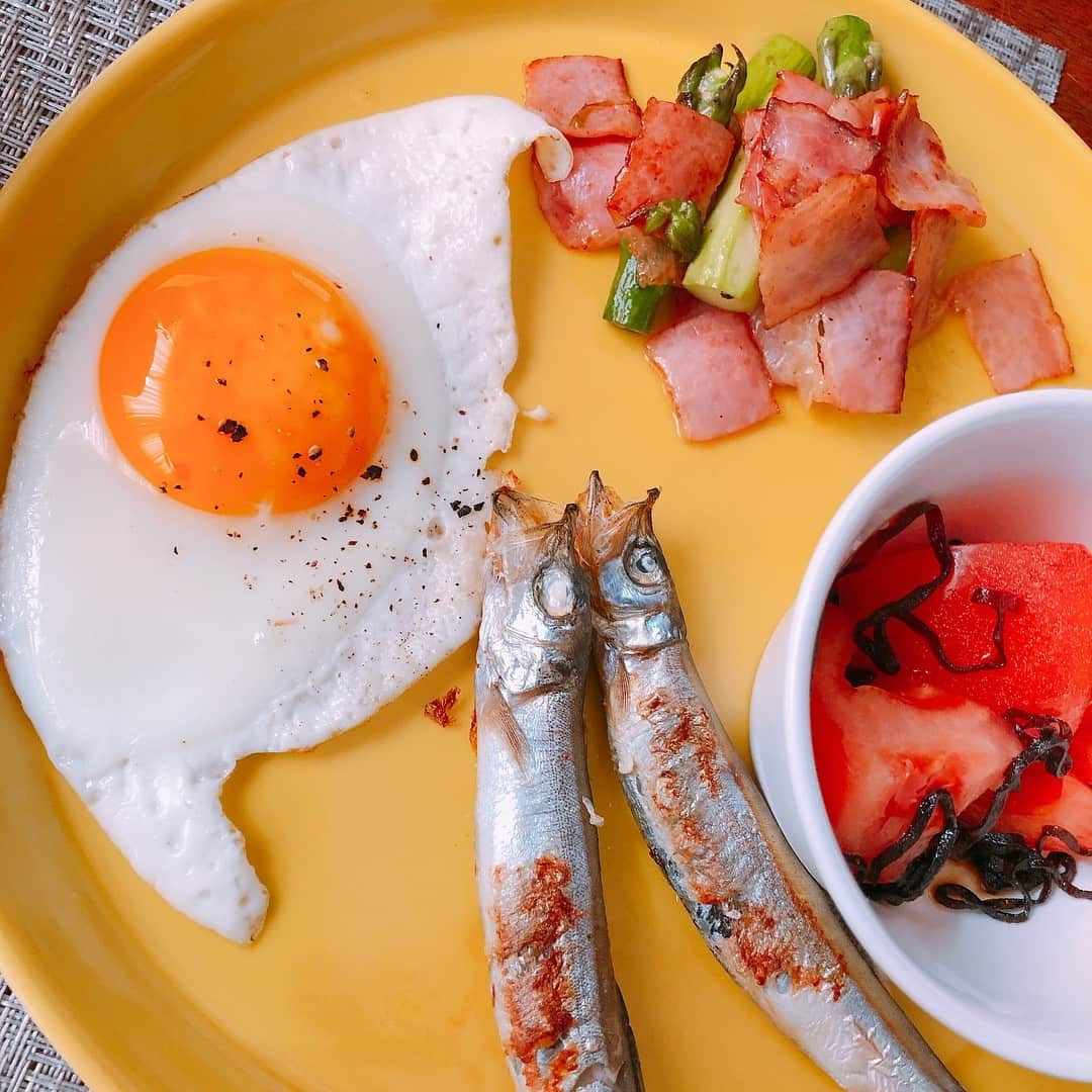 生天目仁美 さんのインスタグラム写真 - (生天目仁美 Instagram)「ある日の朝ごはん。 和なのか洋なのか… まぁ、いいのです。 好きなもの食べれば。  #なばごはん」3月6日 13時51分 - naba3po