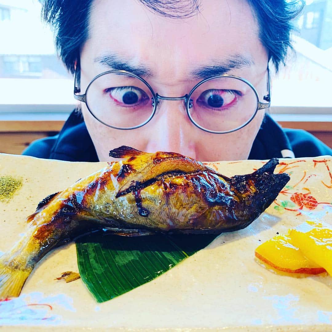安田顕さんのインスタグラム写真 - (安田顕Instagram)「鮎〜！！ ご立派^_^ #睨み飯 花粉で目が赤い……。 #岐阜  #映画 #舞台挨拶 #母を亡くした時僕は遺骨を食べたいと思った #ぼくいこ」3月6日 13時54分 - yasu_da_ken