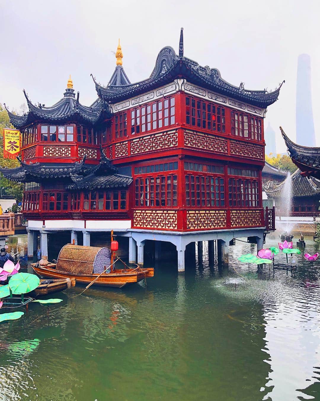 sananasのインスタグラム：「From where I stand 🇨🇳Hello Shanghai ! 😃 . Très heureuse de faire ma première fois en Chine avec la team @DiorMakeup 😍N’hésitez pas à checker mes instastories si vous voulez découvrir vous aussi ! . Pour ceux qui ne l’ont pas encore vu, j’ai posté une vidéo sur ma chaîne concernant la nouvelle palette Anastasia Beverly Hills qui sort le 8 mars ! Je vous ai fait deux look avec 😜le lien est dans la bio ! . #Shanghai #Chine #China #FirstTime #TravelLover #DiorMakeup」