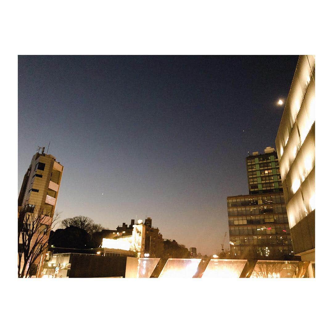 宇賀なつみさんのインスタグラム写真 - (宇賀なつみInstagram)「. . 夜と朝のあいだ . . こんな空を見上げるのも あと少しだなぁ . . #goodmorning  #tokyo」3月6日 6時15分 - natsumi_uga