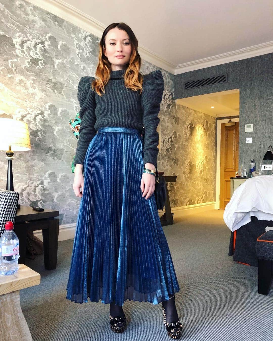 エミリー・ブラウニングのインスタグラム：「American Gods European press tour DONE!* Here, have some pictures. . . .  Round One: Laaahndaan!  Felt priddy cyute for the duration but I take no credit for it... It takes a village.  Big thanks to the London Village: @karlawelchstylist @marywilesmakeup @carlosferraz_ *K it was actually done like 3 days ago but I’m really slow with this insta business 😅」