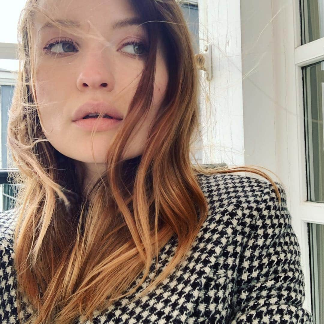 エミリー・ブラウニングさんのインスタグラム写真 - (エミリー・ブラウニングInstagram)「Round Two: Me n all my mates in Paris... I think maybe I’m getting better at the earnest selfie/outfit picture thing... right?  LOOK HOW SERIOUSLY I’M TAKING MYSELF PLEASE BE KIND TO ME! 💖💖💖 to the Paris Village:  @karlawelchstylist @bobscott200 #sebastianlecorroller」3月6日 9時02分 - emilyjanebrowning