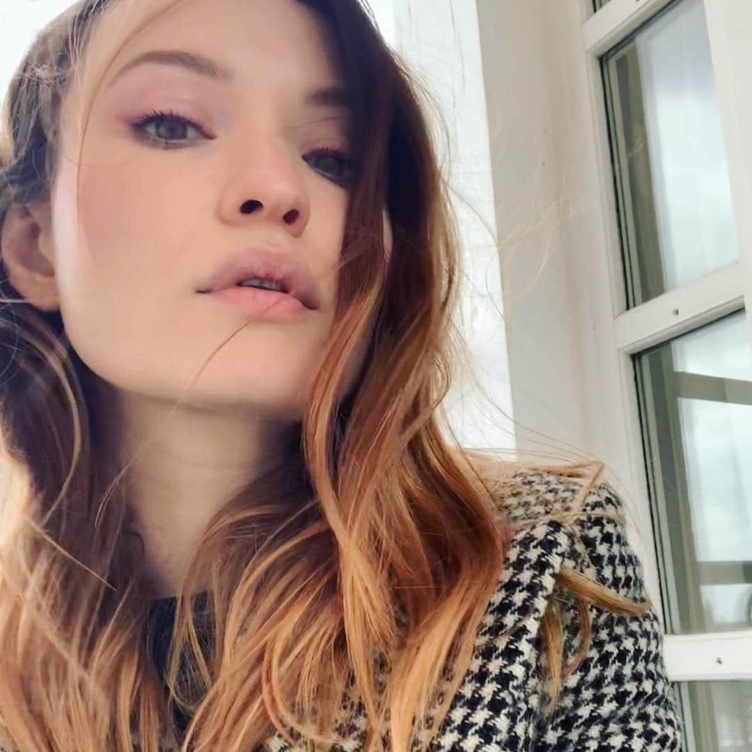 エミリー・ブラウニングさんのインスタグラム写真 - (エミリー・ブラウニングInstagram)「Round Two: Me n all my mates in Paris... I think maybe I’m getting better at the earnest selfie/outfit picture thing... right?  LOOK HOW SERIOUSLY I’M TAKING MYSELF PLEASE BE KIND TO ME! 💖💖💖 to the Paris Village:  @karlawelchstylist @bobscott200 #sebastianlecorroller」3月6日 9時02分 - emilyjanebrowning