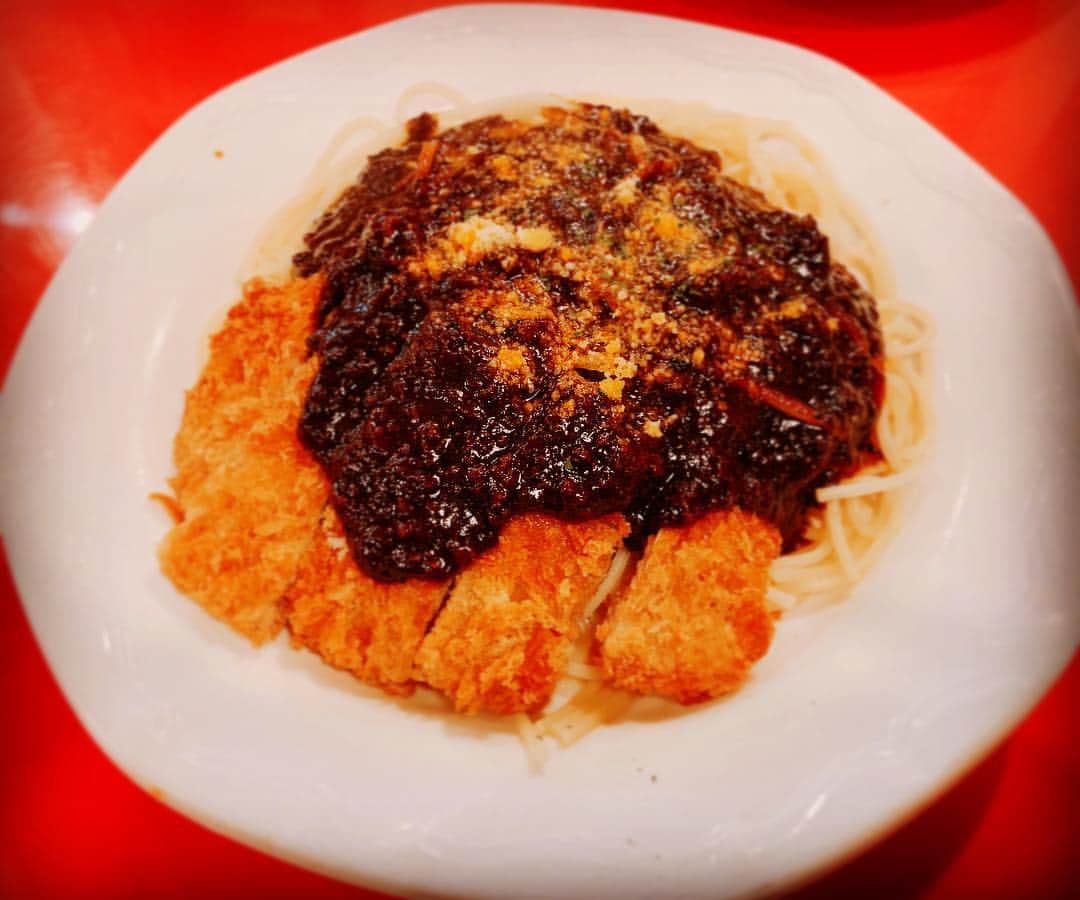のインスタグラム：「群馬の高崎はパスタの街。名店揃いですが、その原点でもある老舗シャンゴのシャンゴ風パスタ。 トンカツにオリジナルのミートソース、さらにMサイズが2人前というアメリカ産の服のサイズみたいな感覚のボリューム感。 本当に美味しかった！！！ ちなみに、スープパスタ発祥の店でもあるので、スープ系もおススメです。 #群馬県 #シャンゴ #シャンゴ風パスタ」