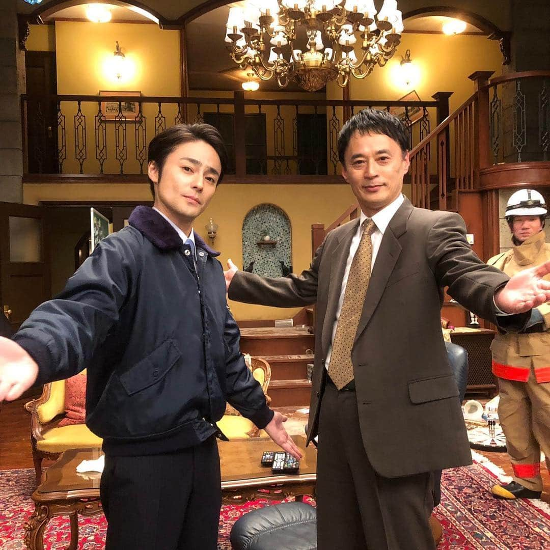 TBS「メゾン・ド・ポリス」さんのインスタグラム写真 - (TBS「メゾン・ド・ポリス」Instagram)「＼ようこそ #メゾンドポリス へ⁉️／ 柳町北署コンビが署を飛び出して シェアハウスにやってきました🐣✨ 滅多に訪れないスタジオに大興奮のお二人😍💓 原田さんの顔に喜びが溢れてますね🤣💫 なぜ後ろに消防士さんがいるのかというと…👨‍🚒 あさって放送の第9話をお楽しみに‼️ #第9話は金曜よる10時🏡🚔 #メゾポリ #おじキュン #木村了 #戸田昌宏」3月6日 10時01分 - mdp_tbs2019