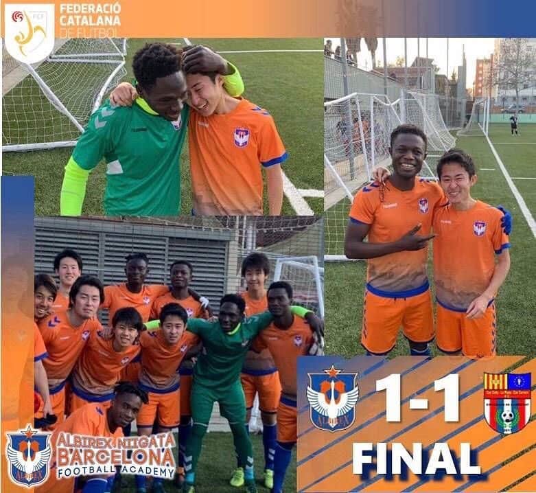 Alb Barcelona Football Academyのインスタグラム：「【試合結果】 2月末をもって日本に帰国するkatsuya、naoにとって最後となる試合は、白熱のドロー決着😱 今節はどうしても勝ちたかったのですが、後半アディショナルタイムに失点してしまう悲劇😔 彼ら2人に勝利という、最高のプレゼントこそ送ることはできませんでしたが、試合後にチームメイトとの熱い抱擁を交えました😭😭😭 2人が去り、チームメンバーが減りこそしましたが、彼らの思いを乗せて次こそ❗️ みんなで勝ちたい‼️ 応援宜しくお願いします‼️ #albirexniigatabarcelona #albirexniigata #albirexniigatasingapore #aibirex #niigata #barcelona #soccer #アルビレックス #アルビレックス新潟 #アルビレックス新潟シンガポール #アルビレックス新潟バルセロナ #新潟 #バルセロナ #アイシテルニイガタ #サッカー好きな人とつながりたい #サッカー留学 #語学留学 #就職 #サッカー業界 #サッカー #スポーツビジネス #スポーツマネジメント #チームマネジメント」