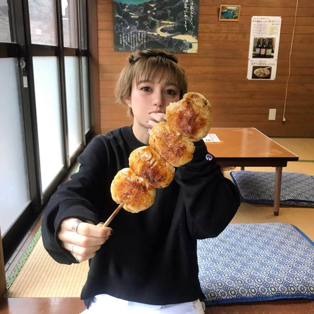 長谷川あやさんのインスタグラム写真 - (長谷川あやInstagram)「🍡🍡🍡 #trip #travel #happy #gunma #shimaonsen #onsen #japan #四万温泉 #群馬 #焼きまんじゅう #あや旅成長日記 ・ ・ ・ これが焼きまんじゅう だあぁぁぁぁぁああああ😀‼️ （まんじゅうってゆうかほぼパン 笑） ・ 東京でてきてから 焼きまんじゅうと #らくがきせんべい が 全く通用しなくて寂しかったので 久しぶりの再会となりました👏👧 ・ 埼玉県の本庄市という ほぼ群馬県で育った 長谷川はこの焼きまんじゅうと 永井食堂のモツ煮で ここまで成長したような ものなのです(´∀｀)💭 （あとはサリハロのたこ焼きね 笑） ・ 住んでるときはなにも思わなかったけど いま思うお美味しいものたくさんあったな〜😋」3月6日 10時56分 - ayasuke_0516