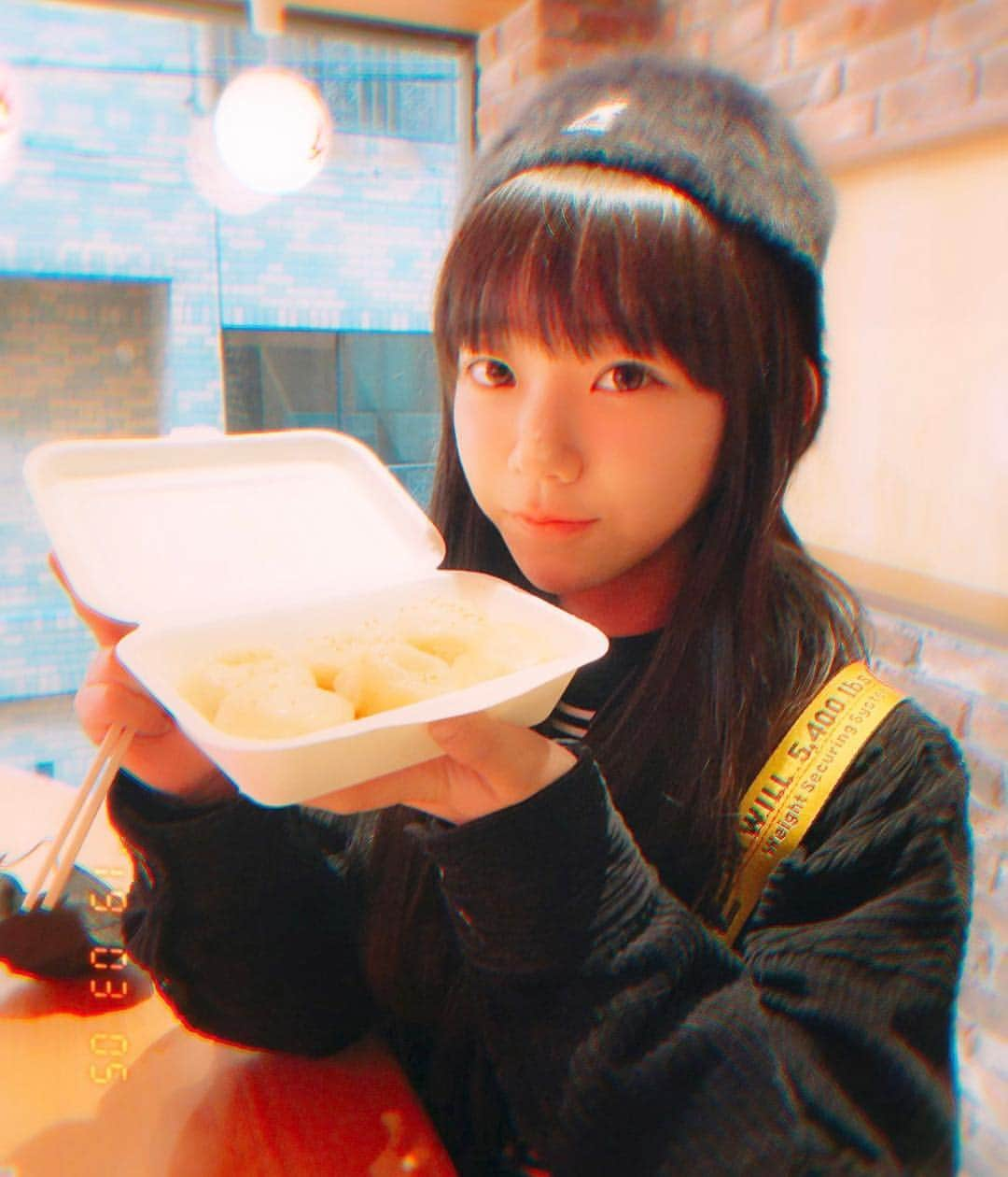 長澤茉里奈さんのインスタグラム写真 - (長澤茉里奈Instagram)「焼き小籠包食べたー❤ #伝わらない写真  #うまうま #焼き小龍包  #カロリー摂取  #脱げそうな帽子」3月6日 12時14分 - marinanagasawa1008