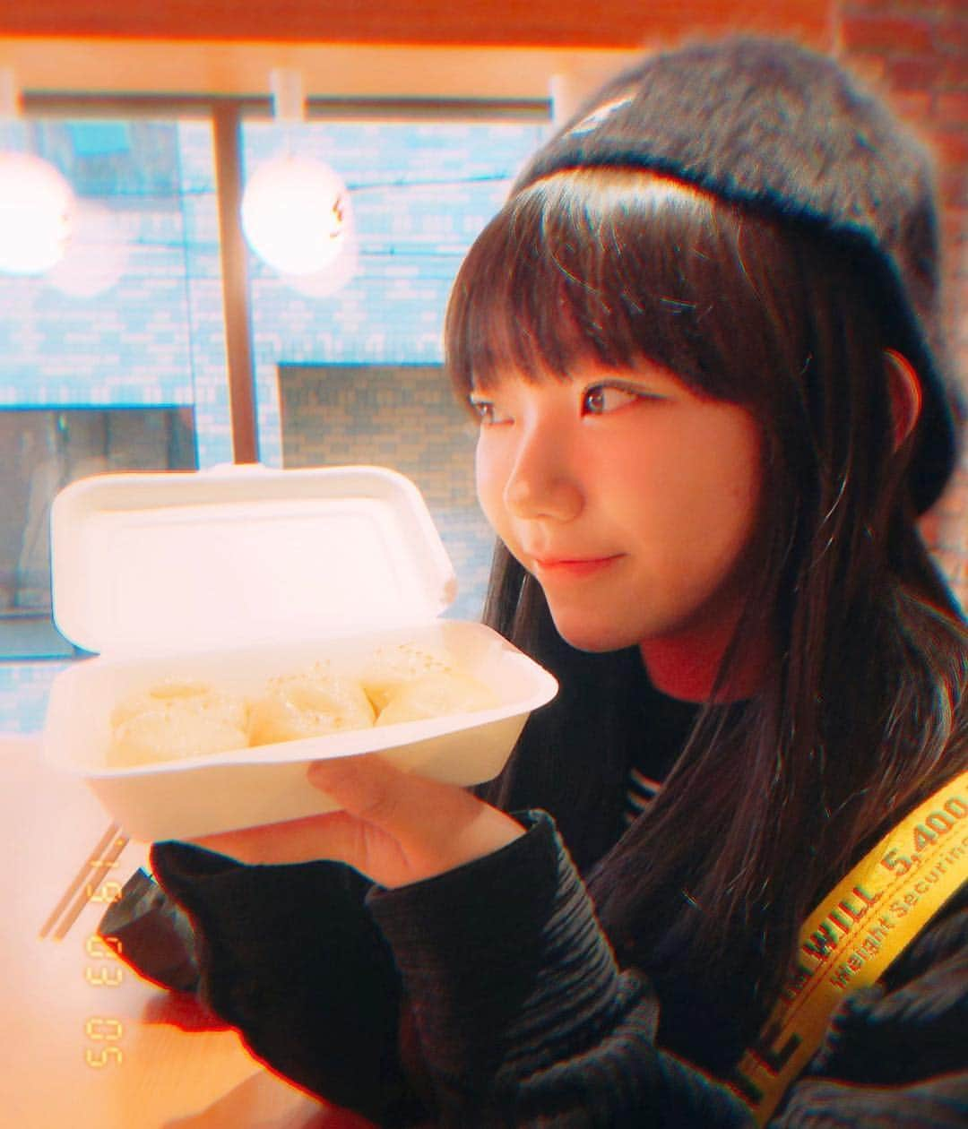 長澤茉里奈さんのインスタグラム写真 - (長澤茉里奈Instagram)「焼き小籠包食べたー❤ #伝わらない写真  #うまうま #焼き小龍包  #カロリー摂取  #脱げそうな帽子」3月6日 12時14分 - marinanagasawa1008