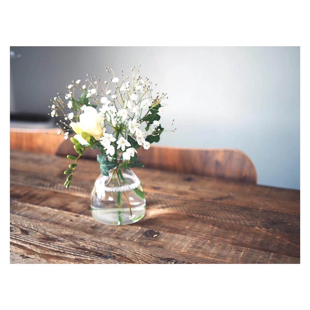 高山都さんのインスタグラム写真 - (高山都Instagram)「気づけば、花を飾ることが習慣になっていた。 ワタシには好きなお花屋さんがあるけど、忙しい日々だと、通えない時もある。 そんな時に、隔週で自分好みのお花が届くサービスって便利だし、面白いなーと。 @flowr_is って新アプリのサービス。 専用ボックスに入った状態で、ポストに投函されるから、荷物を受け取れない方も安心。(不在続くとなかなか受け取れない問題切実…) ちゃんとお花も元気な状態で届きます。 専用の花瓶も瓶の口が狭くて、一輪でも、ちっちゃいブーケでも飾れるから、これ使いやすいー♡ MYRって招待コードを入れると、ブーケプランが無料になるチケットが1枚増えるらしいので、お花初心者の方にもオススメです。  #pr #flower_is #お花のある暮らしはじめました」3月6日 12時25分 - miyare38