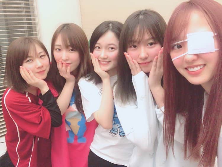 飯窪春菜のインスタグラム：「昨夜、モーニング娘。'19の 譜久村聖さん、 石田亜佑美ちゃん、 野中美希ちゃん、 森戸知沙希ちゃん とうちのおばあちゃん家でお泊り会しました〜❤️ ずーーーーっとお喋りしてた！女子！ とってもとっても楽しかったです☺️☺️☺️ 今朝はおばあちゃんがお雑煮作ってくれたよ〜🌸 #モーニング娘19  #morningmusume  #譜久村聖  #石田亜佑美  #野中美希  #森戸知沙希  #飯窪春菜  #女子会  #お泊り  #はるなの毎日  #飯窪ってる」