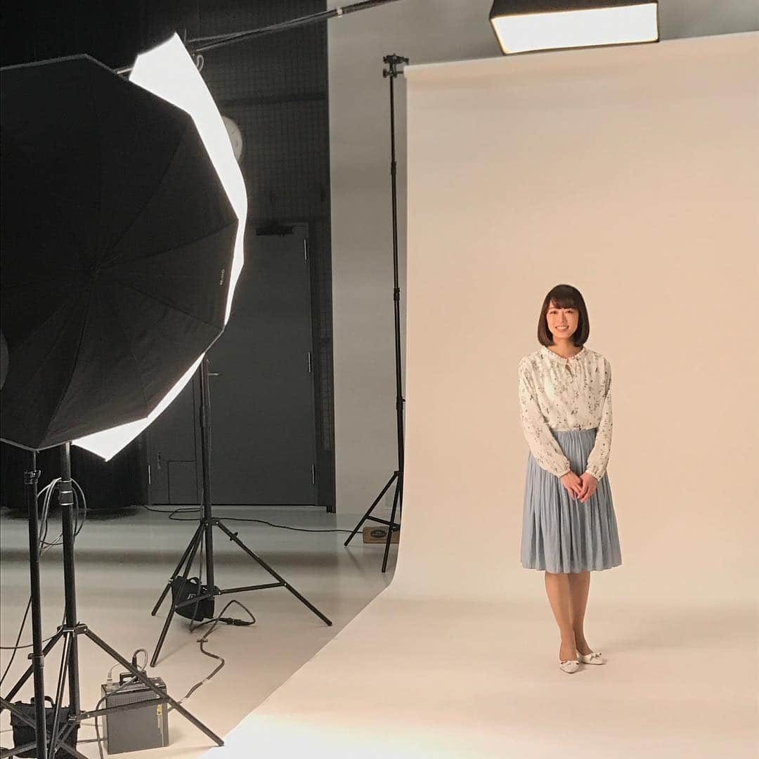 高橋春花のインスタグラム：「先日の写真撮影は来年度以降のプロフィール用でした。 全てのアナウンサーが撮ってもらいましたよ^ - ^ ヒロさんの卒業、わたしもとても寂しいです。 今月のイチオシ！は ヒロさん企画がたくさん登場します！ 16年が詰まっています。 みなさんお見逃しなく。 #写真撮影 #プロフィール用 #イチオシ #ヒロ福地 #高橋春花#HTB」