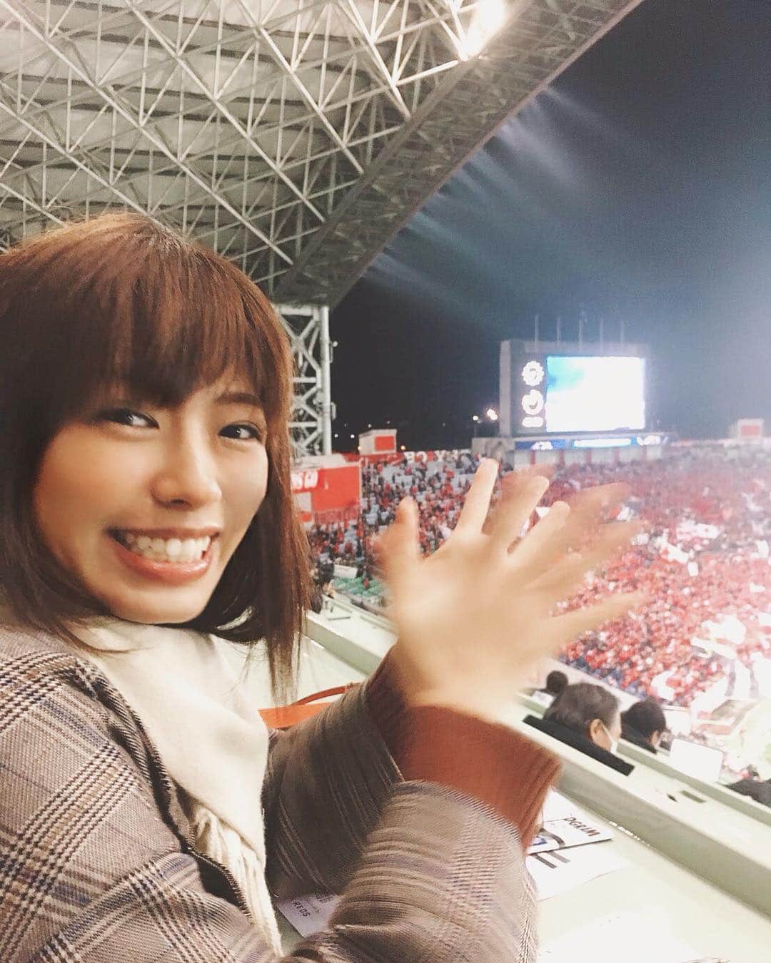 わちみなみのインスタグラム：「#浦和レッズ 勝った☺︎💗﻿ 今季初勝利おめでとうございます❗️﻿ 歌も初めて聴けた✨﻿ ﻿ わたしはサッカーできないけど、、﻿ 楽しくって、はしゃいだ試合でした✨﻿ ﻿ すっごく﻿ 応援していたからとっても嬉しい😆﻿ 楽しませてくれて﻿ ありがとうございました！﻿ ﻿ 忙しいけど、、﻿ 次の試合に繋がるいいですね☺︎﻿ 楽しみですね😊💗❗️﻿ ﻿ わたしは個人スポーツしかやったことがなく、﻿ しかも今までサッカーで１つのチームを﻿ 応援したことがなかったのですが、、﻿ インタビューやスタジアムで選手の方を間近でみていると、もっと応援したいと思いました☺︎﻿ スポーツは見るのも楽しいです😆﻿ ますます楽しくなる日々🤗﻿ ﻿ 頑張れレッズ〜✨ #浦和レッズ #urawareds #サッカー #ACL #わちみなみ」