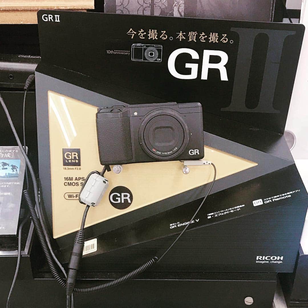 小野麻亜矢さんのインスタグラム写真 - (小野麻亜矢Instagram)「このカメラほしいけど、 値下りを待っている。  たぶんもうまもなく。 もう下がってる？？ #カメラ #リコー #ricoh #カメラ使いこなせないくせに好き」3月6日 23時31分 - ono_maaya