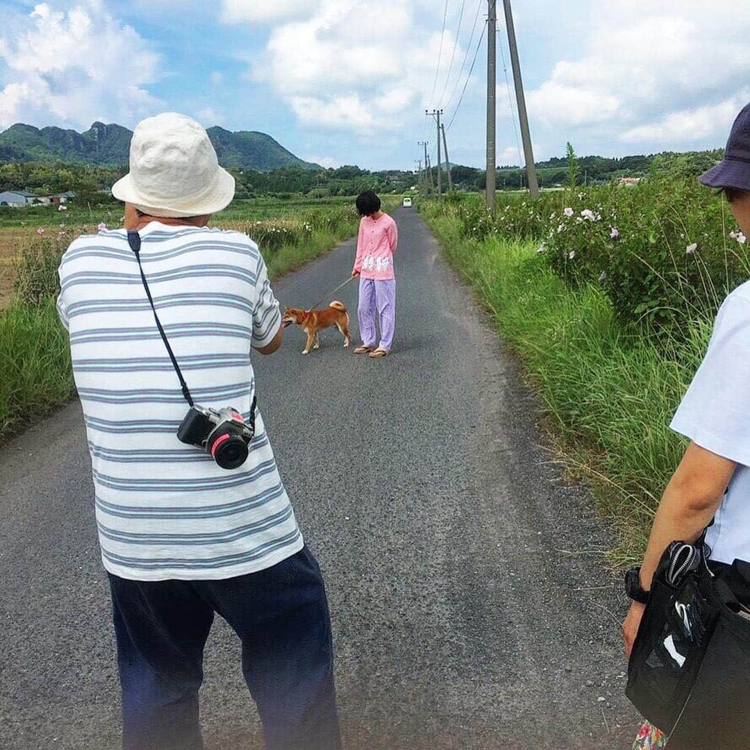 あのちゃんさんのインスタグラム写真 - (あのちゃんInstagram)「ㅤㅤㅤㅤㅤㅤㅤㅤㅤㅤㅤㅤㅤ あの写真集『ANOther」本日より発売。  カメラマン:#川島小鳥 #松岡一哲 帯はクリープハイプの尾崎世界観さんが書いてくださっております🔖  ㅤㅤㅤㅤㅤㅤㅤㅤㅤㅤㅤㅤㅤㅤㅤㅤㅤㅤㅤㅤㅤㅤㅤㅤㅤㅤㅤㅤㅤㅤㅤㅤㅤㅤㅤㅤㅤㅤㅤ ＿＿＿＿＿＿＿＿＿＿ ㅤㅤㅤㅤㅤㅤㅤㅤㅤㅤㅤㅤㅤㅤㅤㅤㅤㅤㅤㅤㅤㅤㅤㅤㅤㅤㅤㅤㅤㅤㅤㅤㅤㅤㅤㅤㅤㅤㅤㅤㅤㅤㅤㅤㅤㅤㅤㅤㅤㅤㅤㅤ  ㅤㅤㅤㅤㅤㅤㅤㅤㅤㅤㅤㅤㅤㅤㅤㅤㅤㅤㅤㅤㅤㅤㅤㅤㅤㅤ  周りから事故画と言われるような写真が初っ端から、普通NGで弾かれるような写真も使ってる、可愛い顔した写真はほぼ無い。今回の写真集は飾らず格好メイク作り込まないように制作してるあゝ人間。ラフな格好多くてお化粧もめちゃくちゃ薄い、、、。 ㅤㅤㅤㅤㅤㅤㅤㅤㅤㅤㅤㅤㅤ 川島小鳥さんも松岡一哲さんも、ふわふわだよ本当の。一哲さん撮影中ぼくが機嫌悪くなりそうになったり何度も負に持ってかれた時、ぜんぶこうていしてくれた優しさに包まれて泣きそうになったのに言葉に何もできなかった。二人が撮る写真が好き。かっこいい。 取材でよく聞かれる写真への解説。写真や音楽って説明する必要はあるのだろうか、取材で丸々全カットしてもらったんだ申し訳ないと思ってでも。この写真集を手に取った一人一人、あなたの思うがままの感情を感覚を大切にしてほしいんだぼくは。きっと写真集に限った話じゃない。  鹿児島の指宿 カンボジア 二人のカメラマン、を今までにない構成で町口景さんが並べてくれてます。そりゃありえないよなって配置もあって最初見づらいけど一週目そのまま見て二週目は逆さまにして見たり自由にしてくれ🙃 ふと天と地を見失う、空なのか海なのか、ここは何処。地球、世界。日本なのかその外なのか、日にちも天気も国も人々の生き方や環境こんなにも違うのに ページをめくって繋がって見えて重なって見えてしまった時。ぼくはこれを選んでよかったなと思った。デス。  どっちが表か裏か、前も後ろも上も下も無い  先へ」3月6日 23時52分 - a_n_o2mass