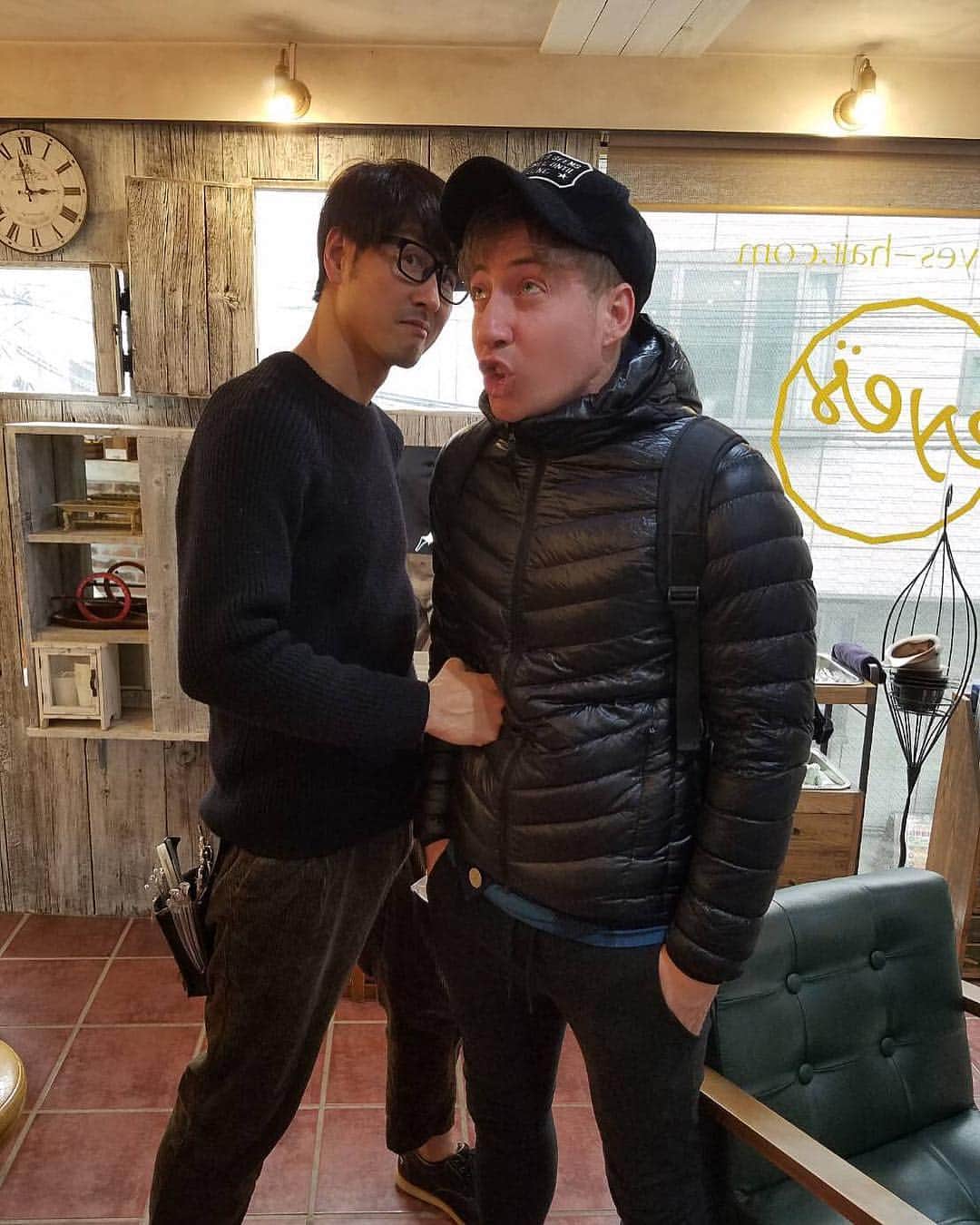 のインスタグラム：「髪を切りに美容院へ。 スタイリストの亀田さん、ずるいよあなた。 遠近法使いすぎでしょ😂 顔のサイズ感、、 キックボクシングにハマりすぎてるみたいで撮る写真全部ボディブロー問題 #ヘアカット #eyes #カラー #原宿 #美容院 #亀田さん #名スタイリスト #キックボクシングにハマってるみたい #遠近法」