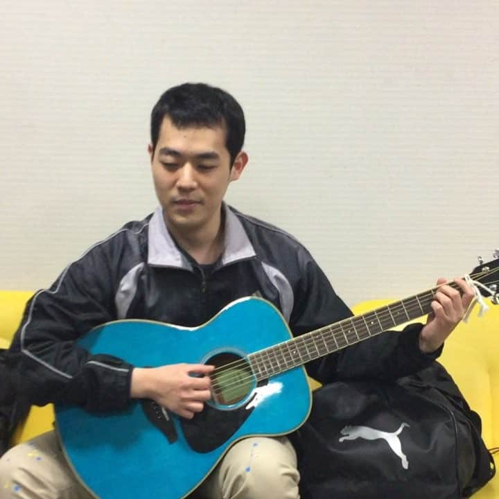 田邊孟德のインスタグラム：「濱田くんに一曲お願いしたら、イメージと全然違うこんなトッポイ曲奏でてくれました！ ほんで上手い！！ #濱田祐太郎 #イメージと違う #でも上手い #でも音弱い」